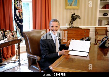 LE 20 avril 2012, le président AMÉRICAIN Barack Obama signe une proclamation pour désigner les terres fédérales de l'ancien fort Ord comme monument national en vertu de la loi sur les antiquités dans le Bureau ovale de la Maison Blanche à Washington, DC, USA. Fort Ord est une ancienne base militaire située sur la côte centrale de Californie et est une destination de classe mondiale pour les randonneurs, les motards de montagne et les amateurs de plein air. Photo par Olivier Douliery/ABACAPRESS.COM Banque D'Images