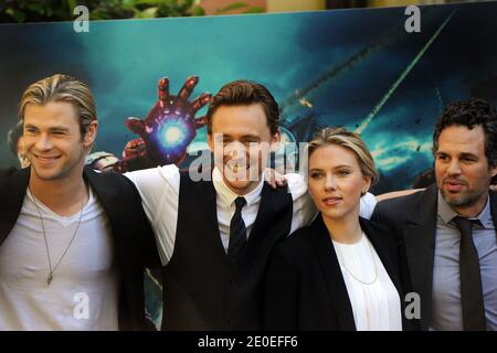Les acteurs Chris Hemsworth, Tom Hiddleston, Scarlett Johansson et Mark Ruffalo posent lors de la séance photo du film « les Avengers » le 21 avril 2012 à Rome, en Italie. Photo par Eric Vandeville/ABACAPRESS.COM Banque D'Images