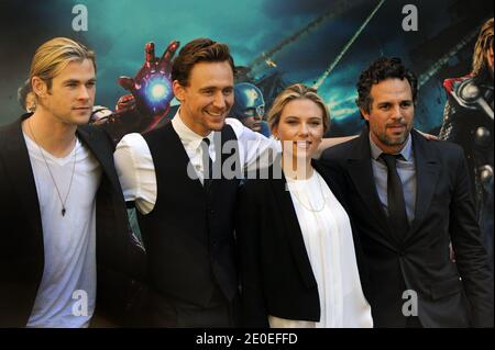 Les acteurs Chris Hemsworth, Tom Hiddleston, Scarlett Johansson et Mark Ruffalo posent lors de la séance photo du film « les Avengers » le 21 avril 2012 à Rome, en Italie. Photo par Eric Vandeville/ABACAPRESS.COM Banque D'Images