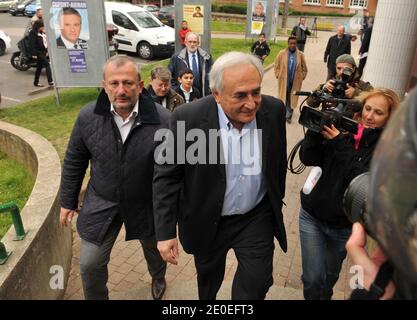 Dominique Strauss-Kahn flanqué par le maire de Sarcelles François Puponi arrive au bureau de vote pour voter le premier tour des élections françaises de 2012 à Sarcelles, en France, le 22 avril 2012. Photo par ABACAPRESS/COM Banque D'Images