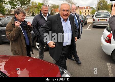 Dominique Strauss-Kahn flanqué par le maire de Sarcelles François Puponi arrive au bureau de vote pour voter le premier tour des élections françaises de 2012 à Sarcelles, en France, le 22 avril 2012. Photo par ABACAPRESS/COM Banque D'Images