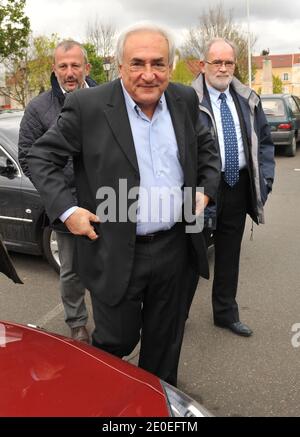 Dominique Strauss-Kahn flanqué par le maire de Sarcelles François Puponi arrive au bureau de vote pour voter le premier tour des élections françaises de 2012 à Sarcelles, en France, le 22 avril 2012. Photo par ABACAPRESS/COM Banque D'Images