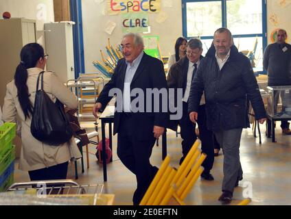 Dominique Strauss-Kahn flanqué par le maire de Sarcelles François Puponi est photographié au bureau de vote après avoir voté pour le premier tour des élections françaises de 2012 à Sarcelles, en France, le 22 avril 2012. Photo par ABACAPRESS/COM Banque D'Images