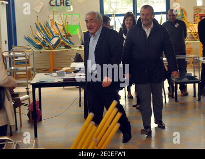 Dominique Strauss-Kahn flanqué par le maire de Sarcelles François Puponi est photographié au bureau de vote après avoir voté pour le premier tour des élections françaises de 2012 à Sarcelles, en France, le 22 avril 2012. Photo par ABACAPRESS/COM Banque D'Images