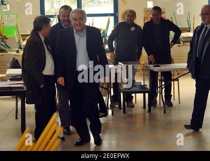 Dominique Strauss-Kahn flanqué par le maire de Sarcelles François Puponi est photographié au bureau de vote après avoir voté pour le premier tour des élections françaises de 2012 à Sarcelles, en France, le 22 avril 2012. Photo par ABACAPRESS/COM Banque D'Images