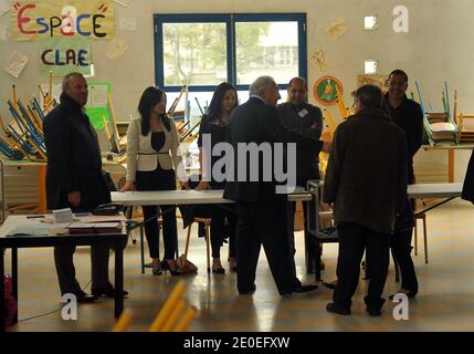 Dominique Strauss-Kahn flanqué par le maire de Sarcelles François Puponi est photographié au bureau de vote après avoir voté pour le premier tour des élections françaises de 2012 à Sarcelles, en France, le 22 avril 2012. Photo par ABACAPRESS/COM Banque D'Images