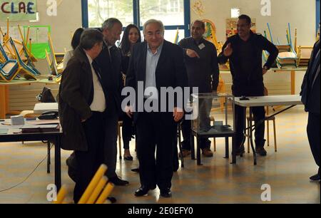 Dominique Strauss-Kahn flanqué par le maire de Sarcelles François Puponi est photographié au bureau de vote après avoir voté pour le premier tour des élections françaises de 2012 à Sarcelles, en France, le 22 avril 2012. Photo par ABACAPRESS/COM Banque D'Images