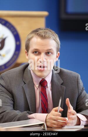 Le 23 avril 2012, Ronan Farrow, militant américain des droits de l'homme, journaliste indépendant, avocat et fonctionnaire du gouvernement, fils du réalisateur Woody Allen et de l'actrice Mia Farrow, s'adresse aux médias au Foreign Press Centre de New York, NY, USA. Farrow est actuellement au sein de l'administration Obama en tant que conseiller spécial du secrétaire d'État aux questions mondiales de la jeunesse et directeur du bureau des questions mondiales de la jeunesse du département d'État. Photo de Charles Guerin/ABACAPRESS.COM Banque D'Images