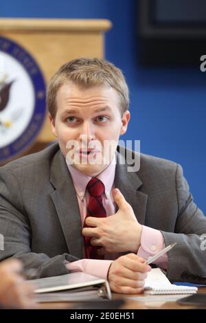Le 23 avril 2012, Ronan Farrow, militant américain des droits de l'homme, journaliste indépendant, avocat et fonctionnaire du gouvernement, fils du réalisateur Woody Allen et de l'actrice Mia Farrow, s'adresse aux médias au Foreign Press Centre de New York, NY, USA. Farrow est actuellement au sein de l'administration Obama en tant que conseiller spécial du secrétaire d'État aux questions mondiales de la jeunesse et directeur du bureau des questions mondiales de la jeunesse du département d'État. Photo de Charles Guerin/ABACAPRESS.COM Banque D'Images