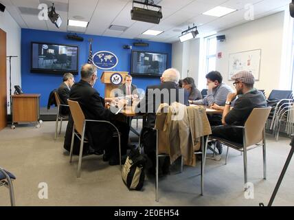 Le 23 avril 2012, Ronan Farrow, militant américain des droits de l'homme, journaliste indépendant, avocat et fonctionnaire du gouvernement, fils du réalisateur Woody Allen et de l'actrice Mia Farrow, s'adresse aux médias au Foreign Press Centre de New York, NY, USA. Farrow est actuellement au sein de l'administration Obama en tant que conseiller spécial du secrétaire d'État aux questions mondiales de la jeunesse et directeur du bureau des questions mondiales de la jeunesse du département d'État. Photo de Charles Guerin/ABACAPRESS.COM Banque D'Images