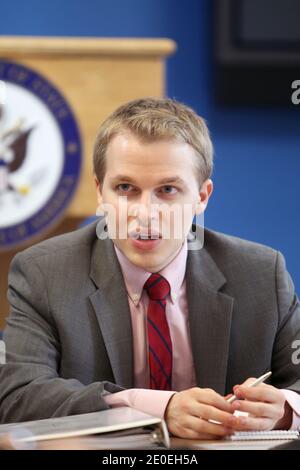 Le 23 avril 2012, Ronan Farrow, militant américain des droits de l'homme, journaliste indépendant, avocat et fonctionnaire du gouvernement, fils du réalisateur Woody Allen et de l'actrice Mia Farrow, s'adresse aux médias au Foreign Press Centre de New York, NY, USA. Farrow est actuellement au sein de l'administration Obama en tant que conseiller spécial du secrétaire d'État aux questions mondiales de la jeunesse et directeur du bureau des questions mondiales de la jeunesse du département d'État. Photo de Charles Guerin/ABACAPRESS.COM Banque D'Images