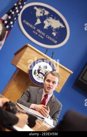 Le 23 avril 2012, Ronan Farrow, militant américain des droits de l'homme, journaliste indépendant, avocat et fonctionnaire du gouvernement, fils du réalisateur Woody Allen et de l'actrice Mia Farrow, s'adresse aux médias au Foreign Press Centre de New York, NY, USA. Farrow est actuellement au sein de l'administration Obama en tant que conseiller spécial du secrétaire d'État aux questions mondiales de la jeunesse et directeur du bureau des questions mondiales de la jeunesse du département d'État. Photo de Charles Guerin/ABACAPRESS.COM Banque D'Images