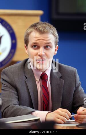 Le 23 avril 2012, Ronan Farrow, militant américain des droits de l'homme, journaliste indépendant, avocat et fonctionnaire du gouvernement, fils du réalisateur Woody Allen et de l'actrice Mia Farrow, s'adresse aux médias au Foreign Press Centre de New York, NY, USA. Farrow est actuellement au sein de l'administration Obama en tant que conseiller spécial du secrétaire d'État aux questions mondiales de la jeunesse et directeur du bureau des questions mondiales de la jeunesse du département d'État. Photo de Charles Guerin/ABACAPRESS.COM Banque D'Images