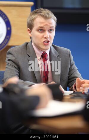 Le 23 avril 2012, Ronan Farrow, militant américain des droits de l'homme, journaliste indépendant, avocat et fonctionnaire du gouvernement, fils du réalisateur Woody Allen et de l'actrice Mia Farrow, s'adresse aux médias au Foreign Press Centre de New York, NY, USA. Farrow est actuellement au sein de l'administration Obama en tant que conseiller spécial du secrétaire d'État aux questions mondiales de la jeunesse et directeur du bureau des questions mondiales de la jeunesse du département d'État. Photo de Charles Guerin/ABACAPRESS.COM Banque D'Images