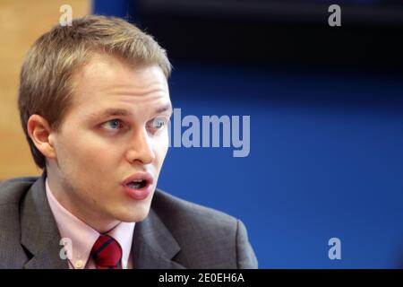 Le 23 avril 2012, Ronan Farrow, militant américain des droits de l'homme, journaliste indépendant, avocat et fonctionnaire du gouvernement, fils du réalisateur Woody Allen et de l'actrice Mia Farrow, s'adresse aux médias au Foreign Press Centre de New York, NY, USA. Farrow est actuellement au sein de l'administration Obama en tant que conseiller spécial du secrétaire d'État aux questions mondiales de la jeunesse et directeur du bureau des questions mondiales de la jeunesse du département d'État. Photo de Charles Guerin/ABACAPRESS.COM Banque D'Images