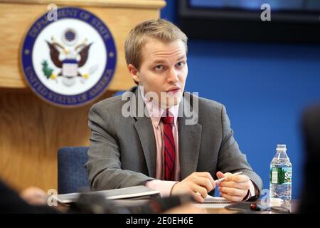 Le 23 avril 2012, Ronan Farrow, militant américain des droits de l'homme, journaliste indépendant, avocat et fonctionnaire du gouvernement, fils du réalisateur Woody Allen et de l'actrice Mia Farrow, s'adresse aux médias au Foreign Press Centre de New York, NY, USA. Farrow est actuellement au sein de l'administration Obama en tant que conseiller spécial du secrétaire d'État aux questions mondiales de la jeunesse et directeur du bureau des questions mondiales de la jeunesse du département d'État. Photo de Charles Guerin/ABACAPRESS.COM Banque D'Images