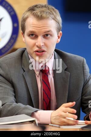 Le 23 avril 2012, Ronan Farrow, militant américain des droits de l'homme, journaliste indépendant, avocat et fonctionnaire du gouvernement, fils du réalisateur Woody Allen et de l'actrice Mia Farrow, s'adresse aux médias au Foreign Press Centre de New York, NY, USA. Farrow est actuellement au sein de l'administration Obama en tant que conseiller spécial du secrétaire d'État aux questions mondiales de la jeunesse et directeur du bureau des questions mondiales de la jeunesse du département d'État. Photo de Charles Guerin/ABACAPRESS.COM Banque D'Images