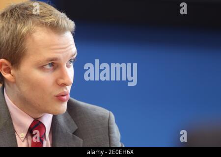Le 23 avril 2012, Ronan Farrow, militant américain des droits de l'homme, journaliste indépendant, avocat et fonctionnaire du gouvernement, fils du réalisateur Woody Allen et de l'actrice Mia Farrow, s'adresse aux médias au Foreign Press Centre de New York, NY, USA. Farrow est actuellement au sein de l'administration Obama en tant que conseiller spécial du secrétaire d'État aux questions mondiales de la jeunesse et directeur du bureau des questions mondiales de la jeunesse du département d'État. Photo de Charles Guerin/ABACAPRESS.COM Banque D'Images
