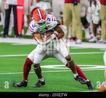 Arlington, Texas, États-Unis. 30 décembre 2020. Le dos défensif des Florida Gators Marco Wilson (3) est abordé lors du match de football NCAA du Cotton Bowl Classic entre l'Université d'Oklahoma Sooners et les Florida Gators au stade AT&T d'Arlington, Texas. Tom Sooter/CSM/Alamy Live News Banque D'Images