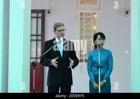 La ministre allemande des Affaires étrangères Guido Westerwelle est vue lors d'une conférence de presse après avoir rencontré Aung San Suu Kyi, une icône pro-démocratie du Myanmar, dans sa maison au bord du lac à Yangon, Myammar, le 29 avril 2012. Photo d'Aung Pyae/Jazz Editions/ABACAPRESS.COM Banque D'Images