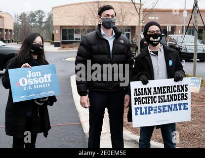 Suwanee, Géorgie, États-Unis. 31 décembre 2020. Le candidat démocrate au Sénat, JON OSSOFF, avec des partisans portant des signes à une rencontre avec les Asiatiques américains et les Iles du Pacifique et les salue à Suwanee. L'événement a eu lieu le dernier jour de vote par anticipation pour l'élection de deuxième tour du Sénat américain en Géorgie, où le candidat démocrate Ossoff se présente contre le candidat républicain sortant D. Perdue. Crédit : John Arthur Brown/ZUMA Wire/Alay Live News Banque D'Images