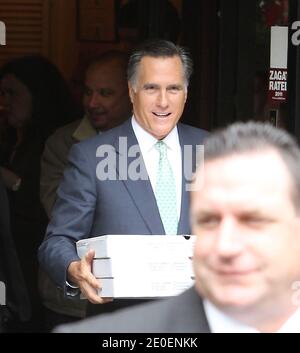 Le politicien républicain Mitt Romney et l'ancien maire de New York Rudy Giuliani achètent quelques pizzas au célèbre restaurant 'Joe's Pizza' dans le West Village, New York City, NY, USA le 1er mai 2012. Romney et Giuliani se sont opposés lors de la primaire du GOP de 2008, au cours de laquelle la direction de Giuliani autour des événements de 9/11 a pris le devant de la scène. L'événement imminent de mardi sera la première réunion publique des deux Républicains. Photo de Charles Guerin/ABACAPRESS.COM Banque D'Images