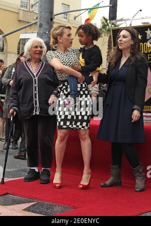 L'actrice Scarlett Johansson de 'Marvel's the Avengers' (C) pose avec sa grand-mère Dorothy Sloan (L) sa mère Melanie Sloan (R) et sa sœur Fenan Sloan lors d'une cérémonie de dévoilement en l'honneur de la 2 70e étoile sur le Hollywood Walk of Fame de Los Angeles, CA, USA, le 2 mai 2012. Photo de Baxter/ABACAPRESS.COM Banque D'Images