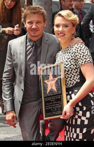 L'actrice Scarlett Johansson de Marvel's the Avengers pose avec Jeremy Renner lors d'une cérémonie de dévoilement en l'honneur de la 2 70e étoile du Hollywood Walk of Fame à Los Angeles, CA, Etats-Unis, le 2 mai 2012. Photo de Baxter/ABACAPRESS.COM Banque D'Images