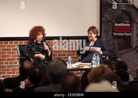 L'actrice/chanteuse espagnole légendaire Sara Montiel se produit dans 'une nuit avec Sara: 55 ans après la chanson de la dernière torche.' à l'Instituto Cervantes à New York City, NY, USA le 4 mai 2012. L'homme de 84 ans de l'âge d'or du cinéma mexicain chante des classiques comme 'Fumando Espero' et 'Besame Mucho' photo par Charles Guerin/ABACAPRESS.COM Banque D'Images