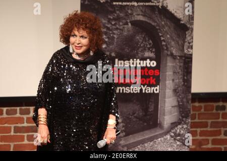 L'actrice/chanteuse espagnole légendaire Sara Montiel se produit dans 'une nuit avec Sara: 55 ans après la chanson de la dernière torche.' à l'Instituto Cervantes à New York City, NY, USA le 4 mai 2012. L'homme de 84 ans de l'âge d'or du cinéma mexicain chante des classiques comme 'Fumando Espero' et 'Besame Mucho' photo par Charles Guerin/ABACAPRESS.COM Banque D'Images