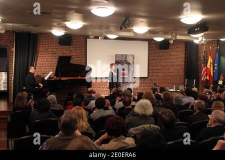 L'actrice/chanteuse espagnole légendaire Sara Montiel se produit dans 'une nuit avec Sara: 55 ans après la chanson de la dernière torche.' à l'Instituto Cervantes à New York City, NY, USA le 4 mai 2012. L'homme de 84 ans de l'âge d'or du cinéma mexicain chante des classiques comme 'Fumando Espero' et 'Besame Mucho' photo par Charles Guerin/ABACAPRESS.COM Banque D'Images