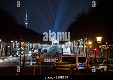 Berlin, Allemagne. 31 décembre 2020. La Straße des 17. Juni est fermé le soir du nouvel an, de la porte de Brandebourg à la colonne de la victoire. Credit: Christophe bateau/dpa/Alay Live News Banque D'Images