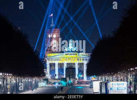 Berlin, Allemagne. 31 décembre 2020. La Straße des 17. Juni est fermé le soir du nouvel an, de la porte de Brandebourg à la colonne de la victoire. Credit: Christophe bateau/dpa/Alay Live News Banque D'Images