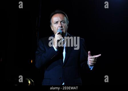 Le président du Sénat français Jean-Pierre Bel s'adresse aux foules sur scène lors d'un concert spécial pour célébrer la victoire du président élu François Hollande sur la place de la Bastille à Paris, en France, le 7 mai 2012. Photo de Marella Barrera/ABACAPRESS.COM Banque D'Images