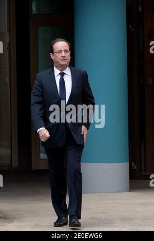 Le candidat du Parti socialiste (PS) de l'opposition française pour l'élection présidentielle de 2012 François Hollande est photographié à Tulle, en France, le 06 mai 2012. Photo de Stephane Lemouton/ABACAPRESS.COM. Banque D'Images