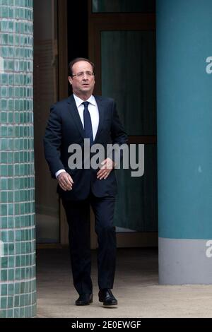 Le candidat du Parti socialiste (PS) de l'opposition française pour l'élection présidentielle de 2012 François Hollande est photographié à Tulle, en France, le 06 mai 2012. Photo de Stephane Lemouton/ABACAPRESS.COM. Banque D'Images