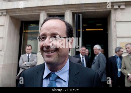 Le président français élu François Hollande quitte l'Assemblée nationale à Paris, en France, le 10 mai 2012. Photo de Stephane Lemouton/ABACAPRESS.COM. Banque D'Images