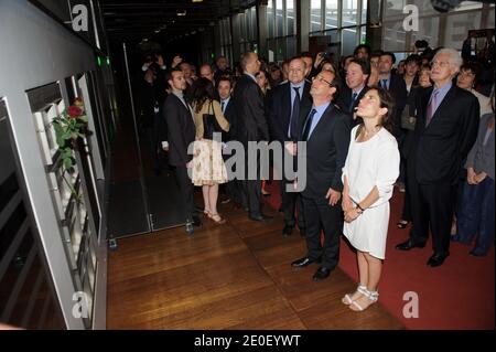 Le président français élu François Hollande, flanqué de Jean-Marie Leguen, Aurelie Filippetti, Pierre Berge, Anne Lauvergeon, Lionel Jospin et de la fille de feu président François Mitterrand Mazarine Pingeot, visite la bibliothèque François Mitterrand (BNF) à Paris, France, le 10 mai 2012, dans le cadre d'un hommage à François Mitterrand. Photo de Christophe petit-Tesson/Pool/ABACAPRESS.COM Banque D'Images