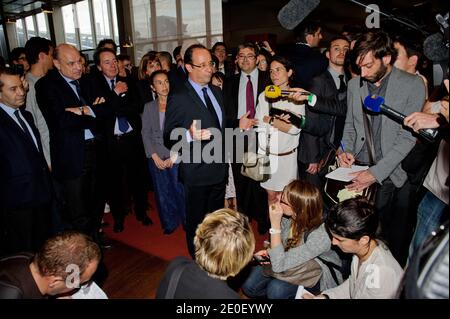 François Hollande, président élu français, accompagné du président de la Bibliothèque nationale française (BNF), Bruno racine, Jean-Marie Leguen et de la fille du président sortant François Mitterrand Mazarine Pingeot, s'adresse à la presse lorsqu'il visite la Bibliothèque François Mitterrand (BNF) à Paris, France, le 10 mai 2012. Dans le cadre d'un hommage à François Mitterrand. Photo de Christophe petit-Tesson/Pool/ABACAPRESS.COM Banque D'Images