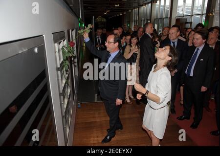 Le président français élu François Hollande, flanqué de Jean-Marie Leguen, Aurelie Filippetti, Pierre Berge et de la fille de feu le président François Mitterrand Mazarine Pingeot, visite la bibliothèque François Mitterrand (BNF) à Paris, en France, le 10 mai 2012, dans le cadre d'un hommage à François Mitterrand. Photo de Christophe petit-Tesson/Pool/ABACAPRESS.COM Banque D'Images