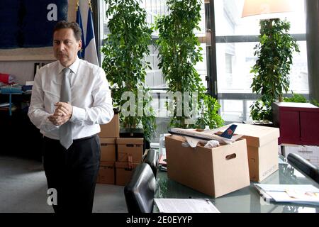 EXCLUSIVITÉ - le ministre français de l'Industrie, Eric Besson, est photographié dans son bureau du ministère de l'Economie à Paris, France, le 10 mai 2012. Photo de Stephane Lemouton/ABACAPRESS.COM Banque D'Images