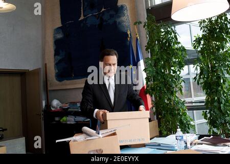 EXCLUSIVITÉ - le ministre français de l'Industrie, Eric Besson, est photographié dans son bureau du ministère de l'Economie à Paris, France, le 10 mai 2012. Photo de Stephane Lemouton/ABACAPRESS.COM Banque D'Images
