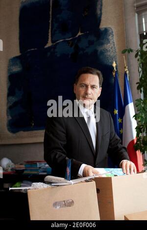 EXCLUSIVITÉ - le ministre français de l'Industrie, Eric Besson, est photographié dans son bureau du ministère de l'Economie à Paris, France, le 10 mai 2012. Photo de Stephane Lemouton/ABACAPRESS.COM Banque D'Images