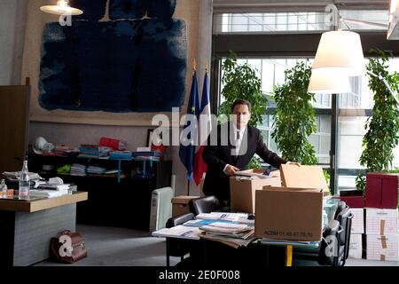 EXCLUSIVITÉ - le ministre français de l'Industrie, Eric Besson, est photographié dans son bureau du ministère de l'Economie à Paris, France, le 10 mai 2012. Photo de Stephane Lemouton/ABACAPRESS.COM Banque D'Images