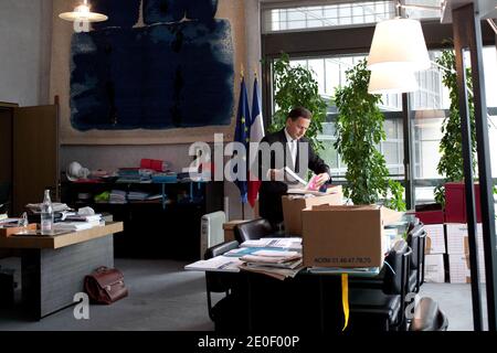 EXCLUSIVITÉ - le ministre français de l'Industrie, Eric Besson, est photographié dans son bureau du ministère de l'Economie à Paris, France, le 10 mai 2012. Photo de Stephane Lemouton/ABACAPRESS.COM Banque D'Images