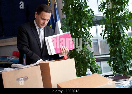 EXCLUSIVITÉ - le ministre français de l'Industrie, Eric Besson, est photographié dans son bureau du ministère de l'Economie à Paris, France, le 10 mai 2012. Photo de Stephane Lemouton/ABACAPRESS.COM Banque D'Images