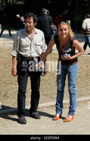 Antoine de Maximy et sa petite amie Cecile assistent au 3e Concours de diffusion de pétanque à Paris, France, le 12 mai 2012. Photo d'Alban Wyters/ABACAPRESS.COM Banque D'Images