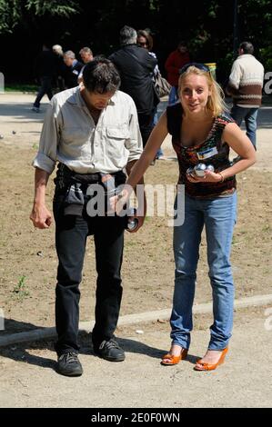 Antoine de Maximy et sa petite amie Cecile assistent au 3e Concours de diffusion de pétanque à Paris, France, le 12 mai 2012. Photo d'Alban Wyters/ABACAPRESS.COM Banque D'Images