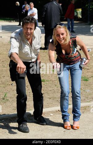 Antoine de Maximy et sa petite amie Cecile assistent au 3e Concours de diffusion de pétanque à Paris, France, le 12 mai 2012. Photo d'Alban Wyters/ABACAPRESS.COM Banque D'Images