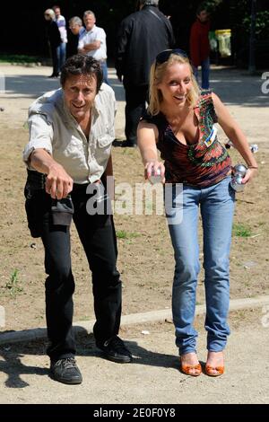 Antoine de Maximy et sa petite amie Cecile assistent au 3e Concours de diffusion de pétanque à Paris, France, le 12 mai 2012. Photo d'Alban Wyters/ABACAPRESS.COM Banque D'Images